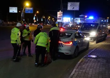 Otomobille çarpışan motokurye yaralandı