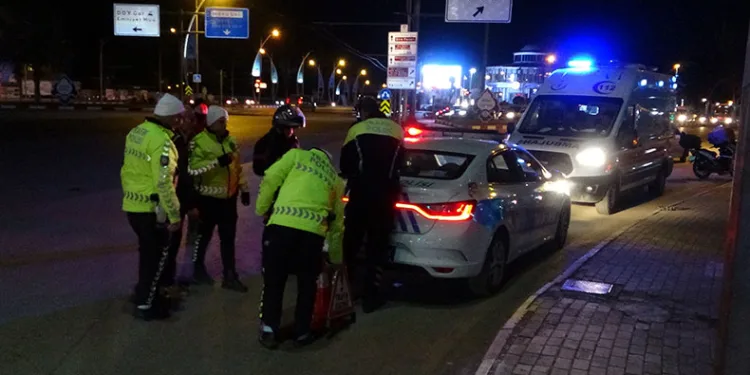 Otomobille çarpışan motokurye yaralandı