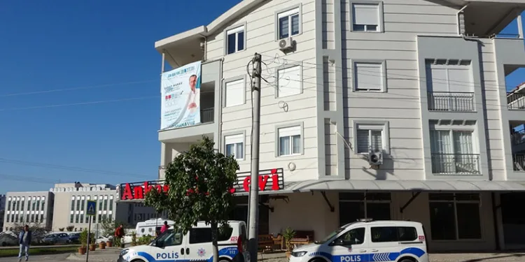 2 yıl önce ayrıldığı eşini öldürdü
