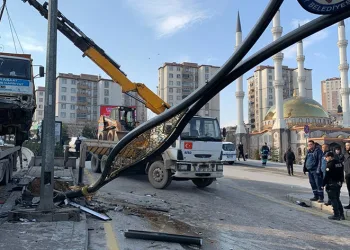Freni patlayan çekici ortalığı savaş alanına çevirdi