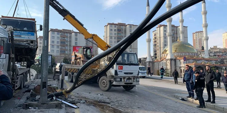 Freni patlayan çekici ortalığı savaş alanına çevirdi