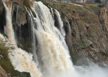 Yağış sonrası dünyaca ünlü şelale çamur çağladı