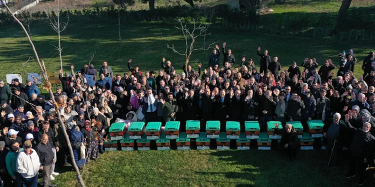 Balıkesir Büyükşehir’den bal üreticilerine hibe kovan dağıtıldı