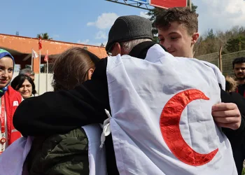 Torunlarına kavuşan dede, gözyaşlarına boğuldu
