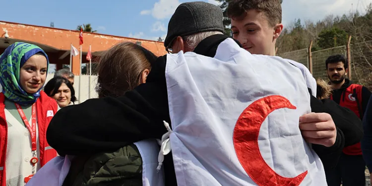Torunlarına kavuşan dede, gözyaşlarına boğuldu