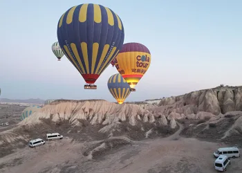 Balonlar ‘Savaşa Hayır’ pankartlarıyla havalandı