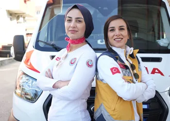 2 ambulans şoförü zamanla yarışıyor