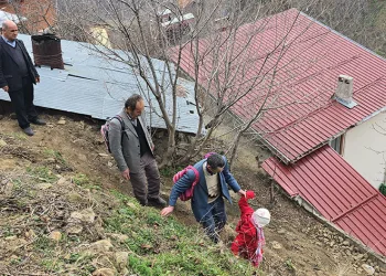 Heyelanın yıktığı köyde vatandaşların patika çilesi