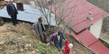 Heyelanın yıktığı köyde vatandaşların patika çilesi