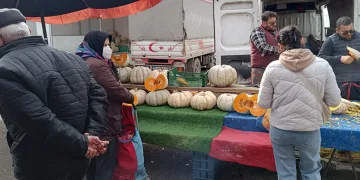 Havaların ısınması pazarcı esnafın yüzünü güldürdü