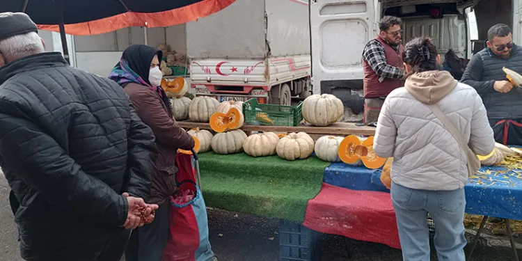 Havaların ısınması pazarcı esnafın yüzünü güldürdü