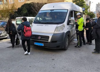 Polis ekiplerinden okul servis araçları ve çevrelerinde denetim
