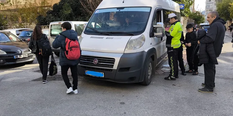 Polis ekiplerinden okul servis araçları ve çevrelerinde denetim