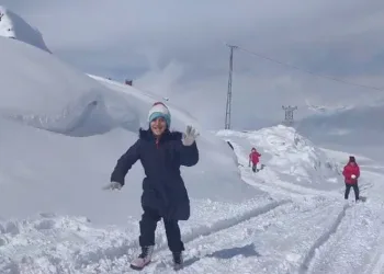 2 bin 400 rakımda kar vatandaşı esir alıyor