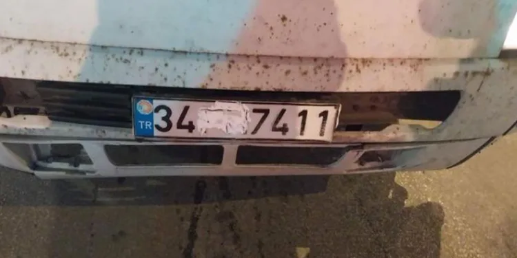 Plakasını traş köpüğü ile kapattı