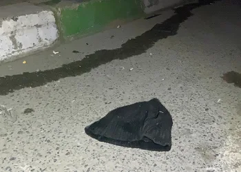 Durakta bekleyenlere otomobil çarptı