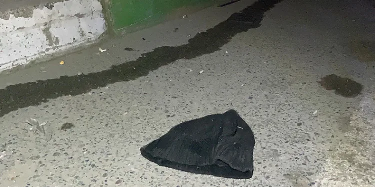 Durakta bekleyenlere otomobil çarptı
