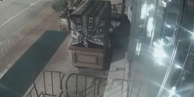 Tezgahtaki tatlıları çalan hırsız dükkan sahibini çileden çıkarttı