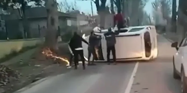 Yalova’da ağaca çarpan hafif ticari araç devrildi