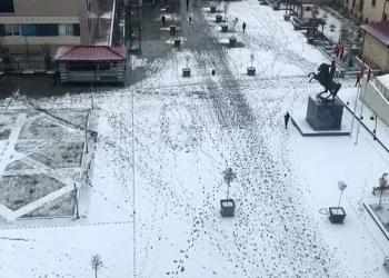 Bayburt güne kar yağışıyla uyandı
