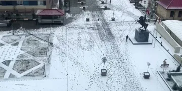 Bayburt güne kar yağışıyla uyandı