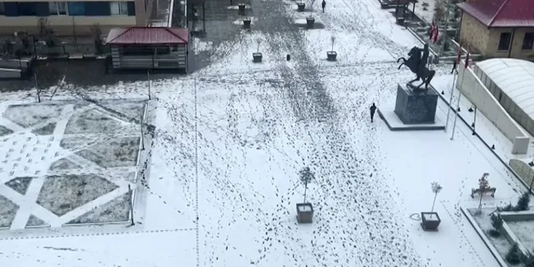 Bayburt güne kar yağışıyla uyandı
