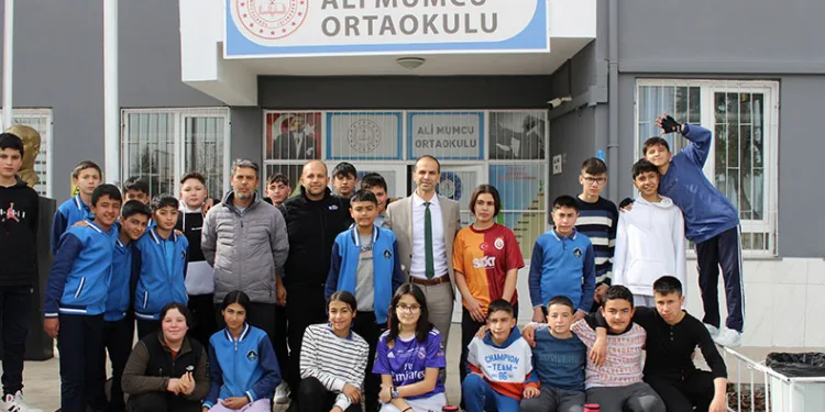 Elmalı’da okullara spor malzemesi dağıtıldı