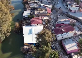 Depremde Asi Nehri evini yutmuştu