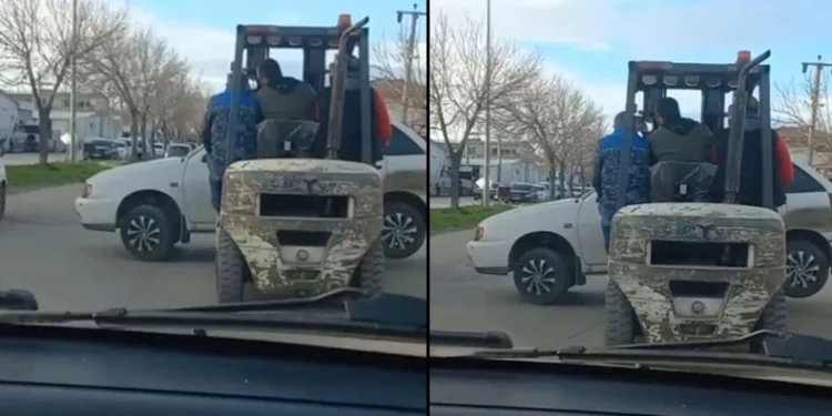 Bursa’da otomobili forklift ile taşıdı