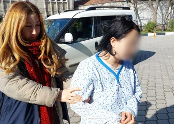 Tartıştığı erkek arkadaşını bıçakla ağır yaraladı