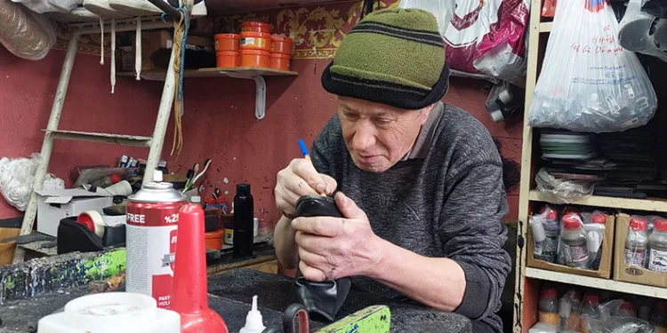 Ayakkabı ustaları talep patlamasına yetişemiyor