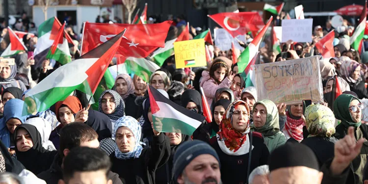 Elazığ’da binlerce kişi Filistin için yürüdü