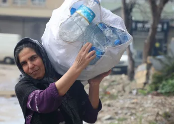 Fedakar anne, evlatları için çalışıyor