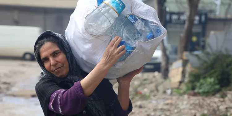 Fedakar anne, evlatları için çalışıyor