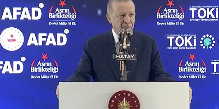 Deprem konutları sahiplerine teslim ediliyor