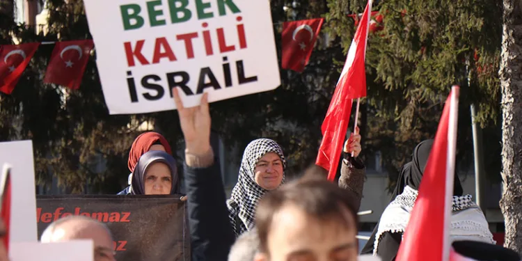 Hekimler İsrail’i bir kez daha kınadı
