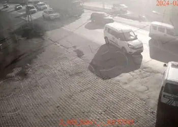Kaçak göçmen taşıyan sürücü, aracı polisin üzerine sürdü