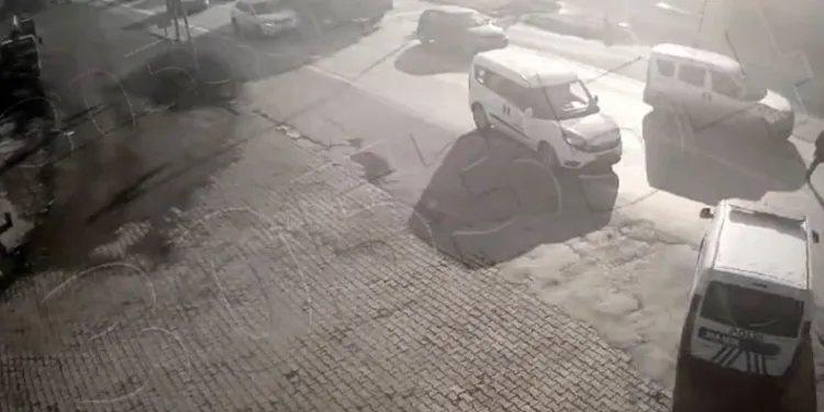 Kaçak göçmen taşıyan sürücü, aracı polisin üzerine sürdü