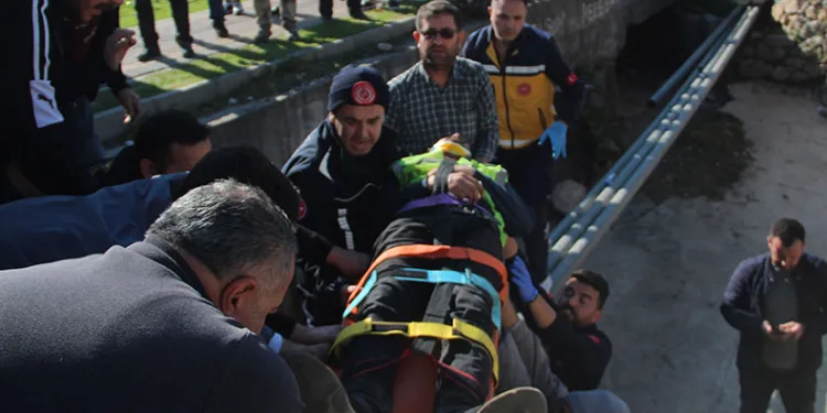 Kanalda asılı kalan kamyonette can pazarı
