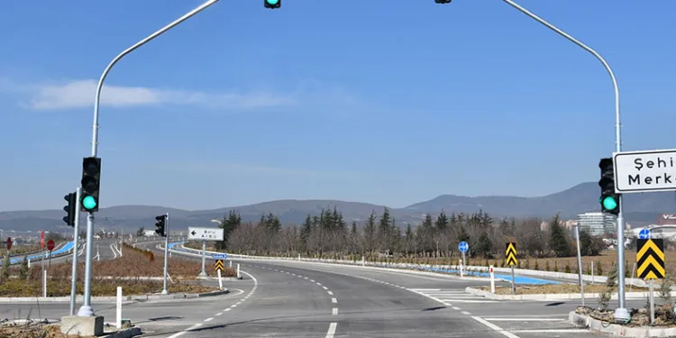 Kaza üzerine kaza olan kavşağa trafik ışık sistemi kuruldu