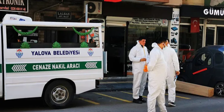 Yalova’da çöp evde emekli öğretmenin cansız bedeni bulundu