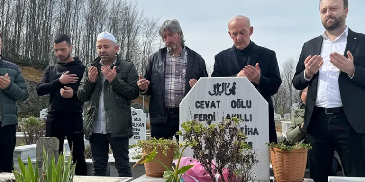 Gazeteci Ferdi Akıllı mezarı başında anıldı