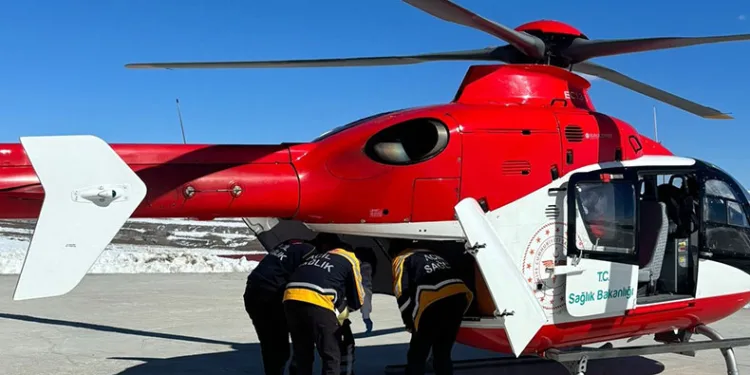 Ambulans helikopter hamile kadın için havalandı