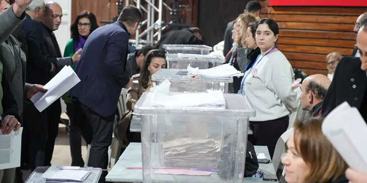 Edremit’te aday belirlemek için ön seçim yapıldı
