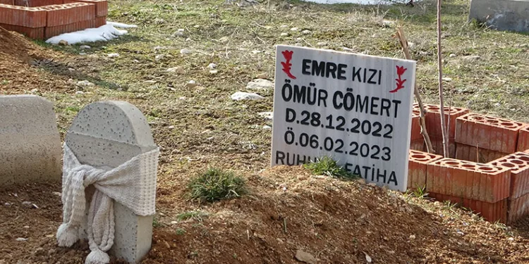 Depremden sonra hayata tutunmaya çalışıyor