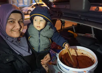 Yöresel ürünlerle geçimini sağlıyor