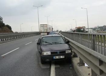 Tekeri çıkan otomobil bariyere çarptı