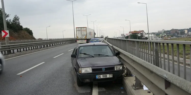 Tekeri çıkan otomobil bariyere çarptı