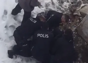 Polis genç kızı zor sakinleştirdi