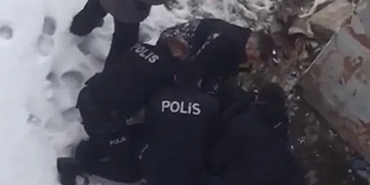 Polis genç kızı zor sakinleştirdi